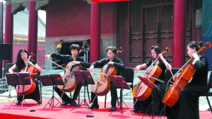 朱亦兵（左三）和他的樂團(tuán)。